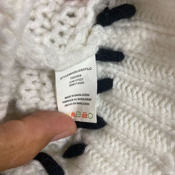 Design lab knit sweater with black detail. Women’s size medium. - Picture 7 of 12